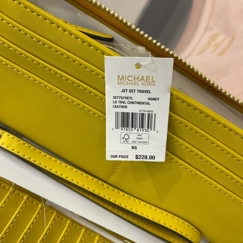 MICHAEL KORS Jet Set Travel Lg Pebbl Leather Continental Wristlet Wallet 
Honey - Picture 14 of 16